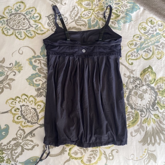 Lululemon tank top size 6 or 8 - Picture 6 of 9